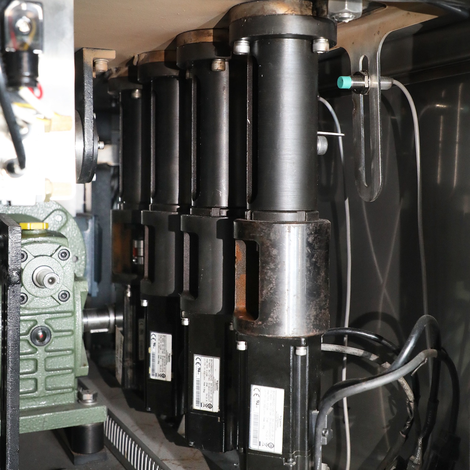 Полностью автоматическая высококачественная машина для наполнения и укупорки жидкостей для электронных сигарет с напряжением 220 В, 50 Гц, 1P.