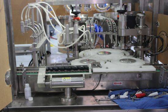 Автоматическая машина для розлива и укупорки жидкостей емкостью 10 мл E