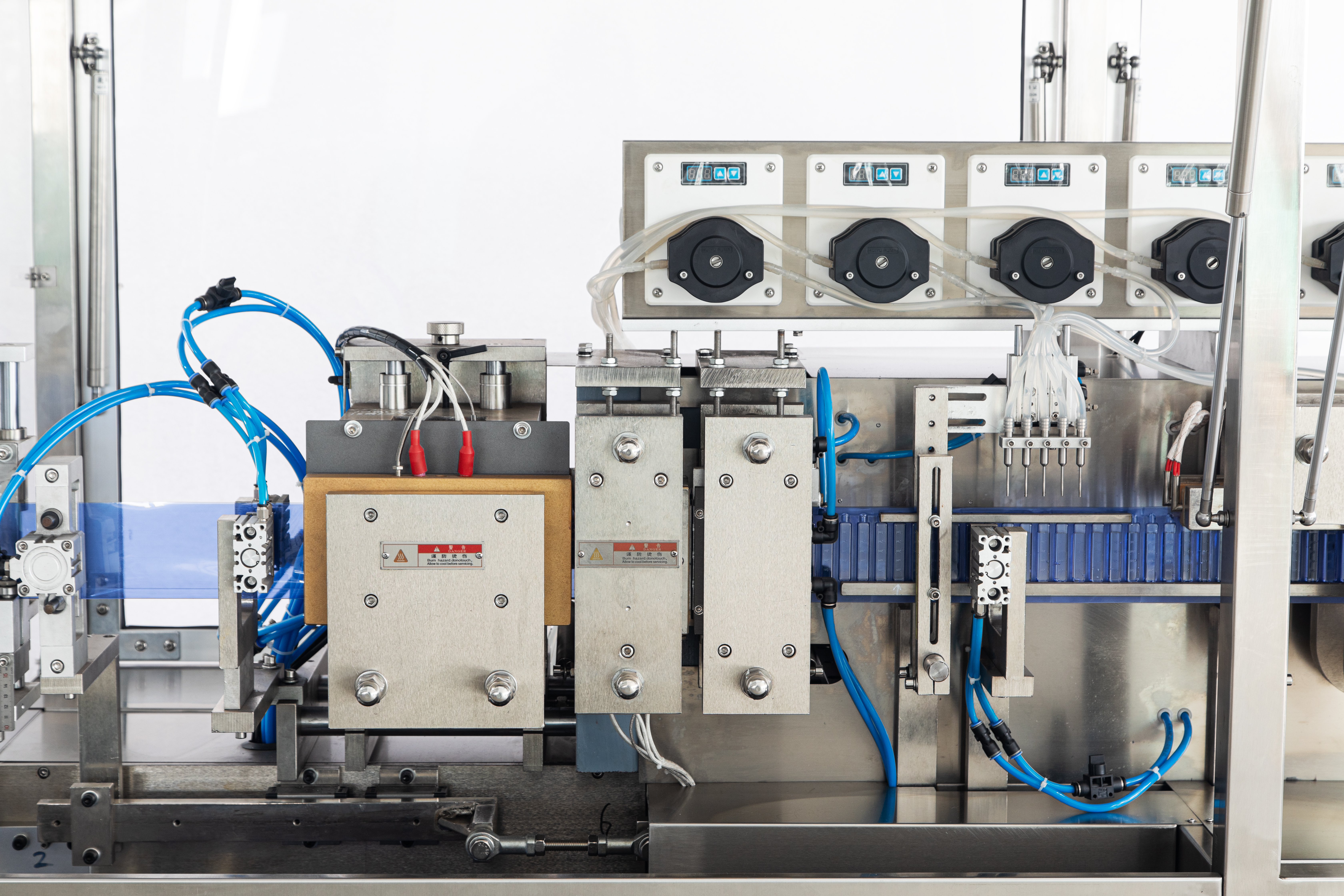 Небольшая машина для наполнения и запечатывания пластиковых ампул для фармацевтических продуктов для здоровья под брендом BSIT