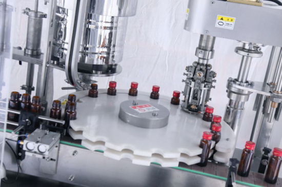 Машина для наполнения и запечатывания жидкостей с поршневым насосом для бутылок с жидким сиропом для перорального применения (30-60 мл)