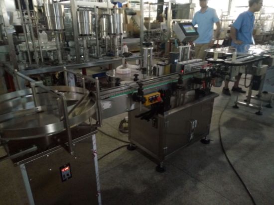 Полностью автоматическая двухсторонняя этикетировочная машина для квадратных круглых пластиковых бутылок