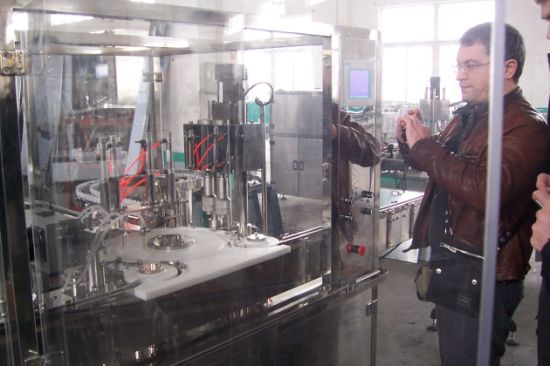 Автоматическая машина для наполнения картриджей для электронных сигарет с поршневым насосом емкостью 10 мл