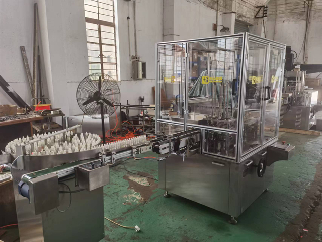 Упаковочная машина для картонных коробок с круглыми бутылками емкостью 10-30 мл соответствует сертификату CE