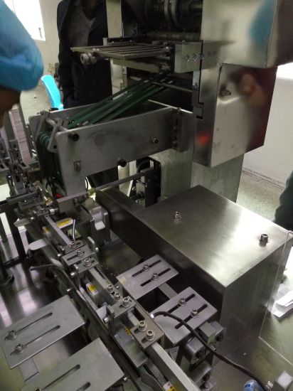 Полностью автоматическая картонажная упаковочная машина для защиты лица