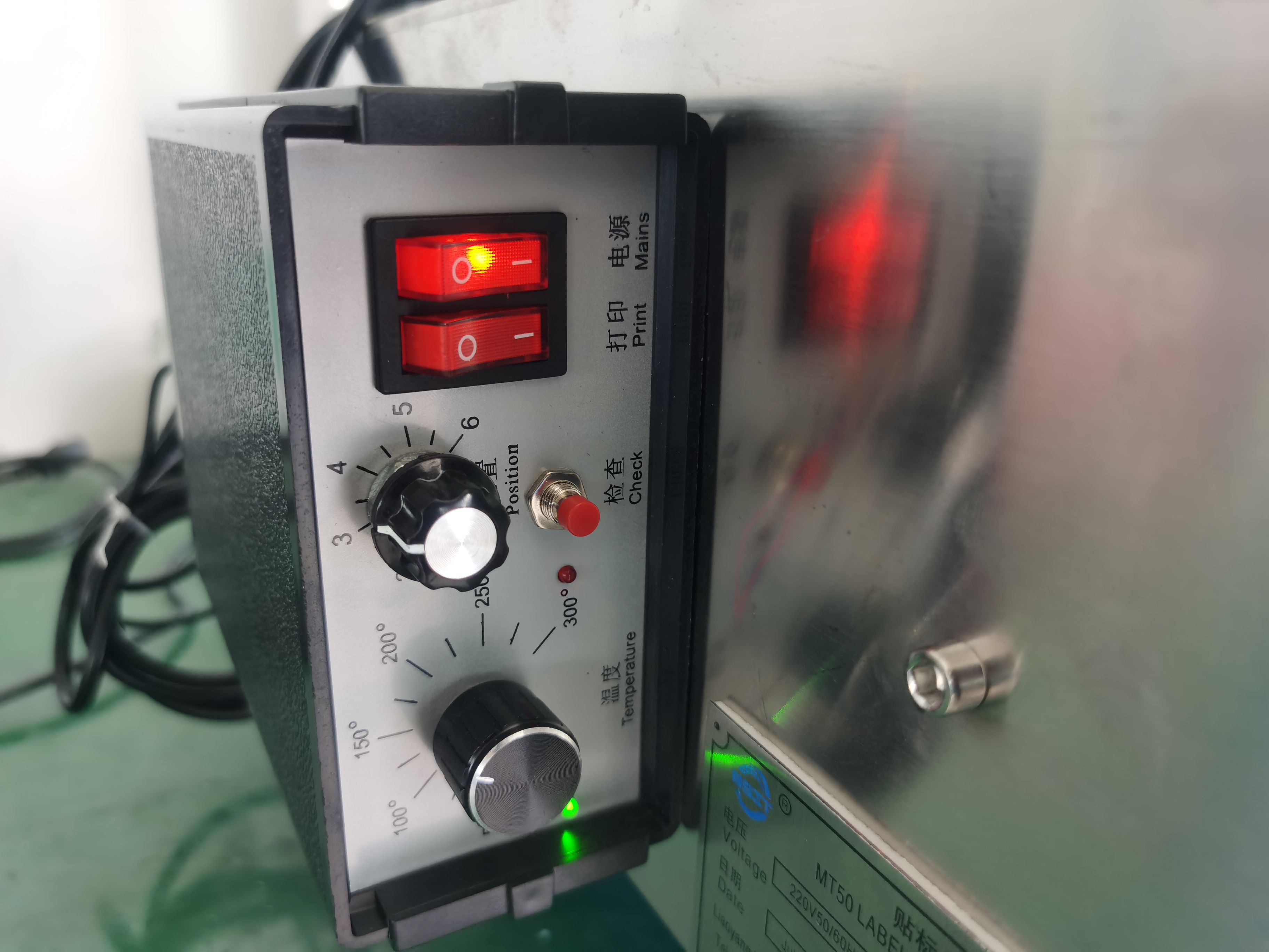 Настольная этикетировочная машина MT-50 с кодером